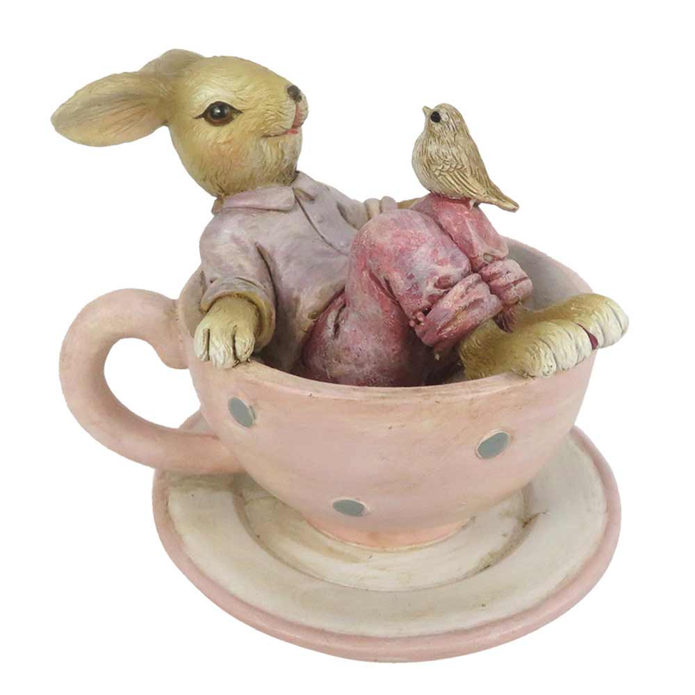 Ein Clayre & Eef - Hase in Tasse mit Vogel Rosa sitzt in einer Teetasse.
