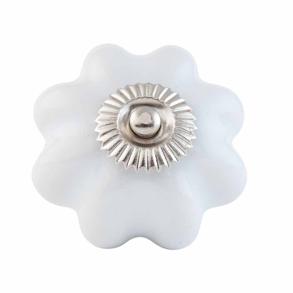 Weißer, blumenförmiger Keramik-Schubladenknopf von Clayre & Eef mit silberner Metallmitte, isoliert auf weißem Hintergrund.