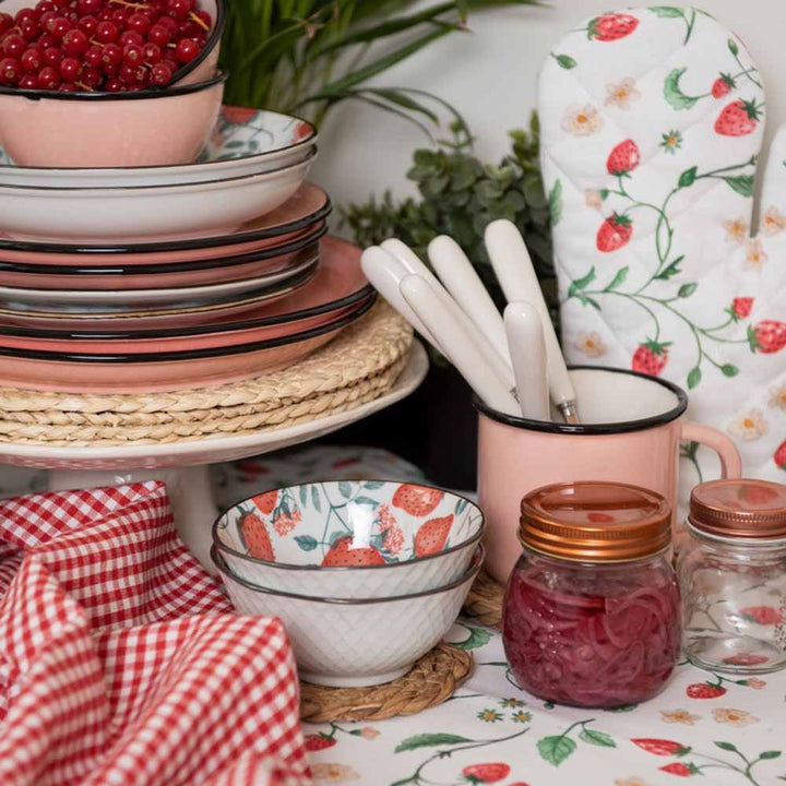 Ein Stapel Clayre & Eef - Tischdecke Erdbeere Länge: 100 cm, Breite: 100 cm auf einem Tisch.