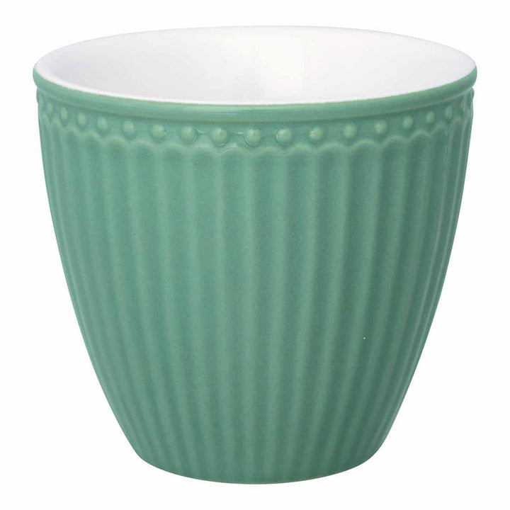 Grüne GreenGate - Alice Latte Tasse mit strukturierter, gerippter Außenseite und glatter weißer Innenseite.