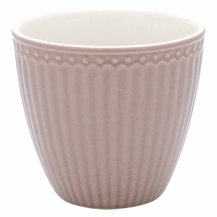 Eine einfache GreenGate - Alice Latte Cup aus beiger Keramik mit strukturiertem Außendesign, isoliert auf weißem Hintergrund.