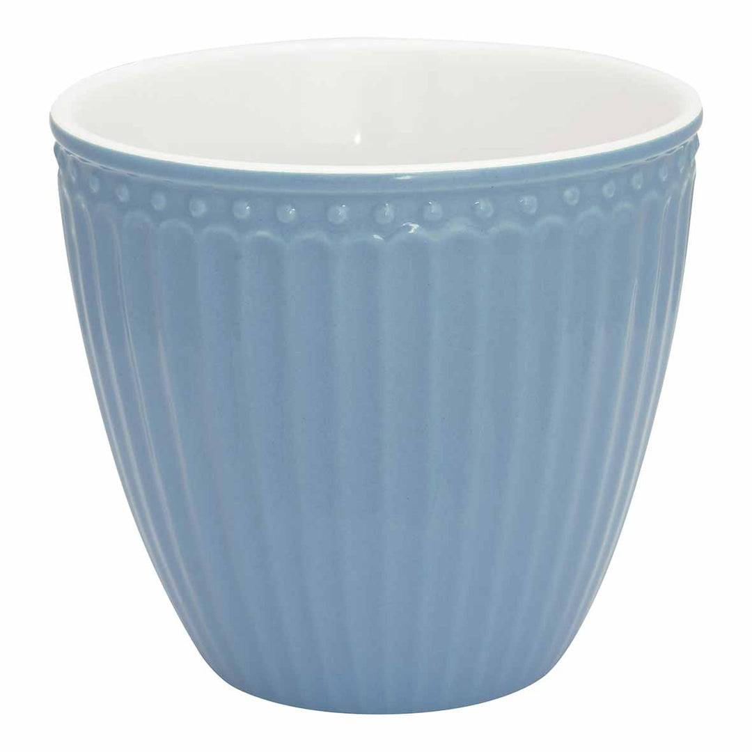 Hellblauer GreenGate - Alice Latte Cup aus Keramik mit vertikalen Rillen und einer glatten weißen Innenseite, isoliert auf einem weißen Hintergrund.