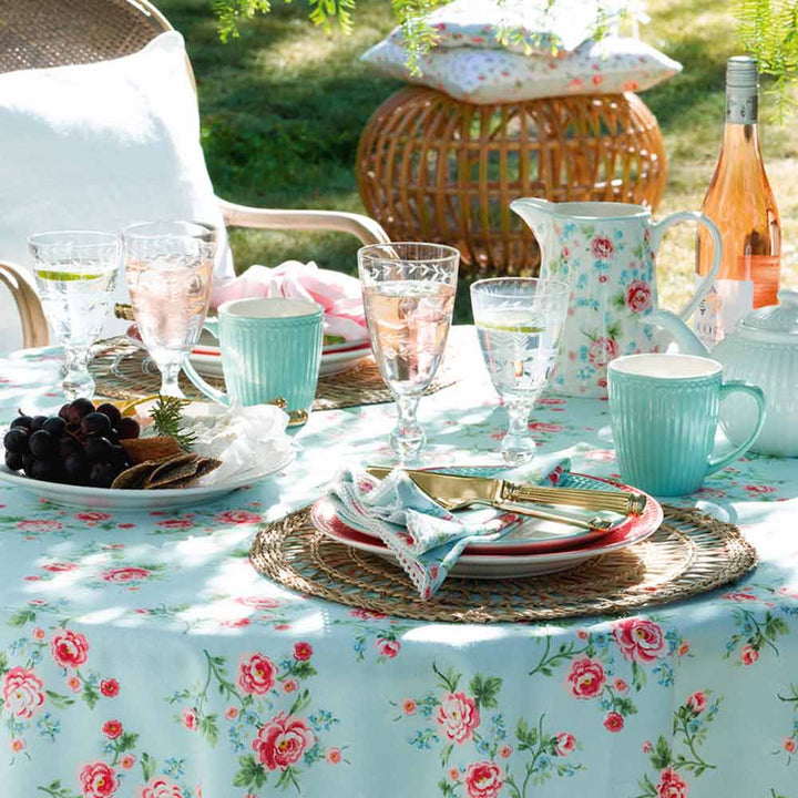 Outdoor Garden GreenGate – Alma Sitzkissen in Hellblau, großes Set zum Brunch mit geblümter Tischdecke und elegantem Geschirr.