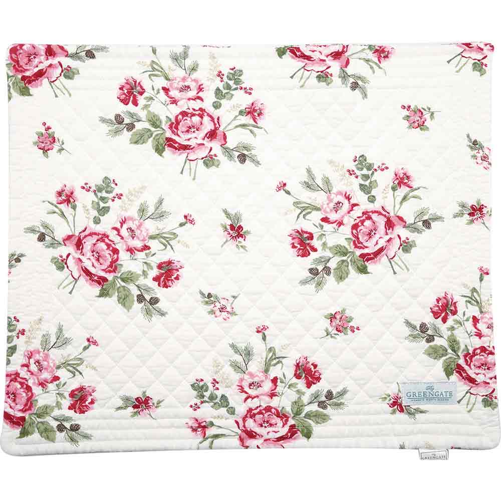 Weißes gequiltetes Tischset „Leonora“, geschmückt mit einem Muster aus rosa und roten Rosen und grünen Blättern, gekennzeichnet mit der Marke „GreenGate“.