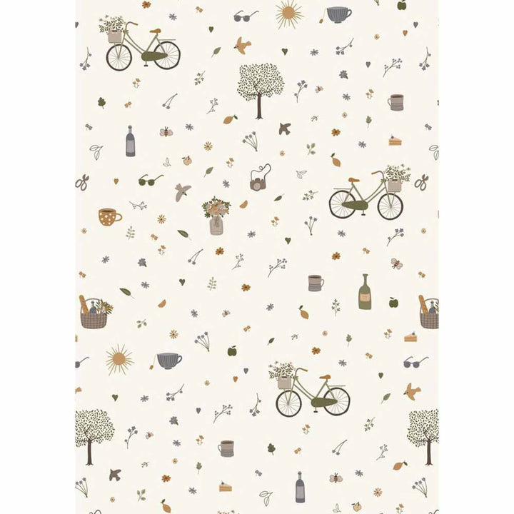 Ib Laursen - Geschenkpapier Sommertage 5 Meter Rolle mit Fahrrädern, Bäumen, Topfpflanzen und kleinen Illustrationen zum Thema Natur auf hellem Hintergrund.