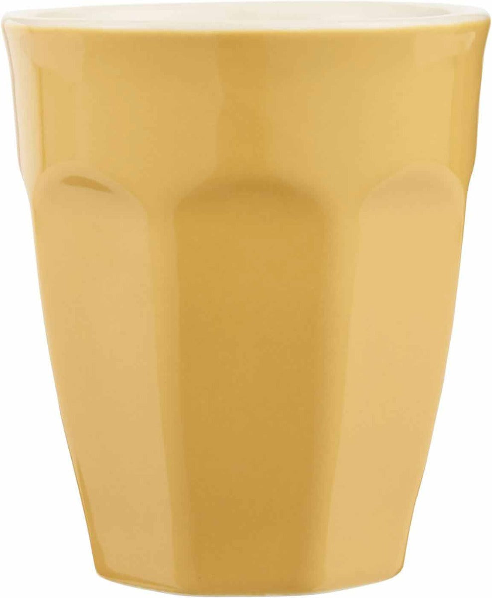 Ein schlichter gelber Ib Laursen - Cafe Latte Becher Mynte mit konischer Form auf weißem Hintergrund.