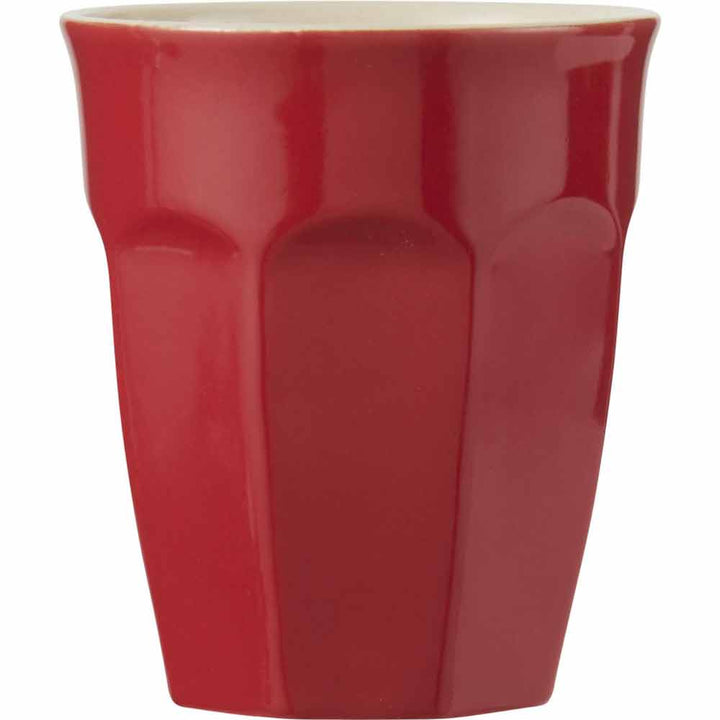 Ein roter Ib Laursen - Cafe Latte Becher Mynte aus Keramik mit glatter, glänzender Oberfläche und dezent verjüngtem Design.