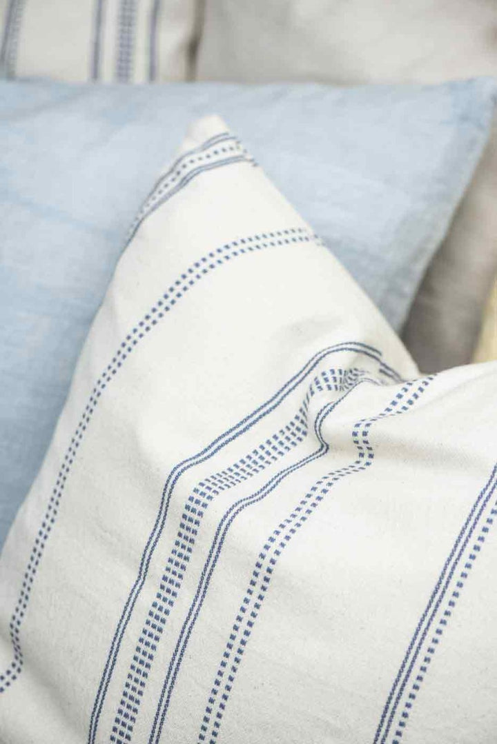Ib Laursen - Kissenbezug natur mit blaugewebtem Muster