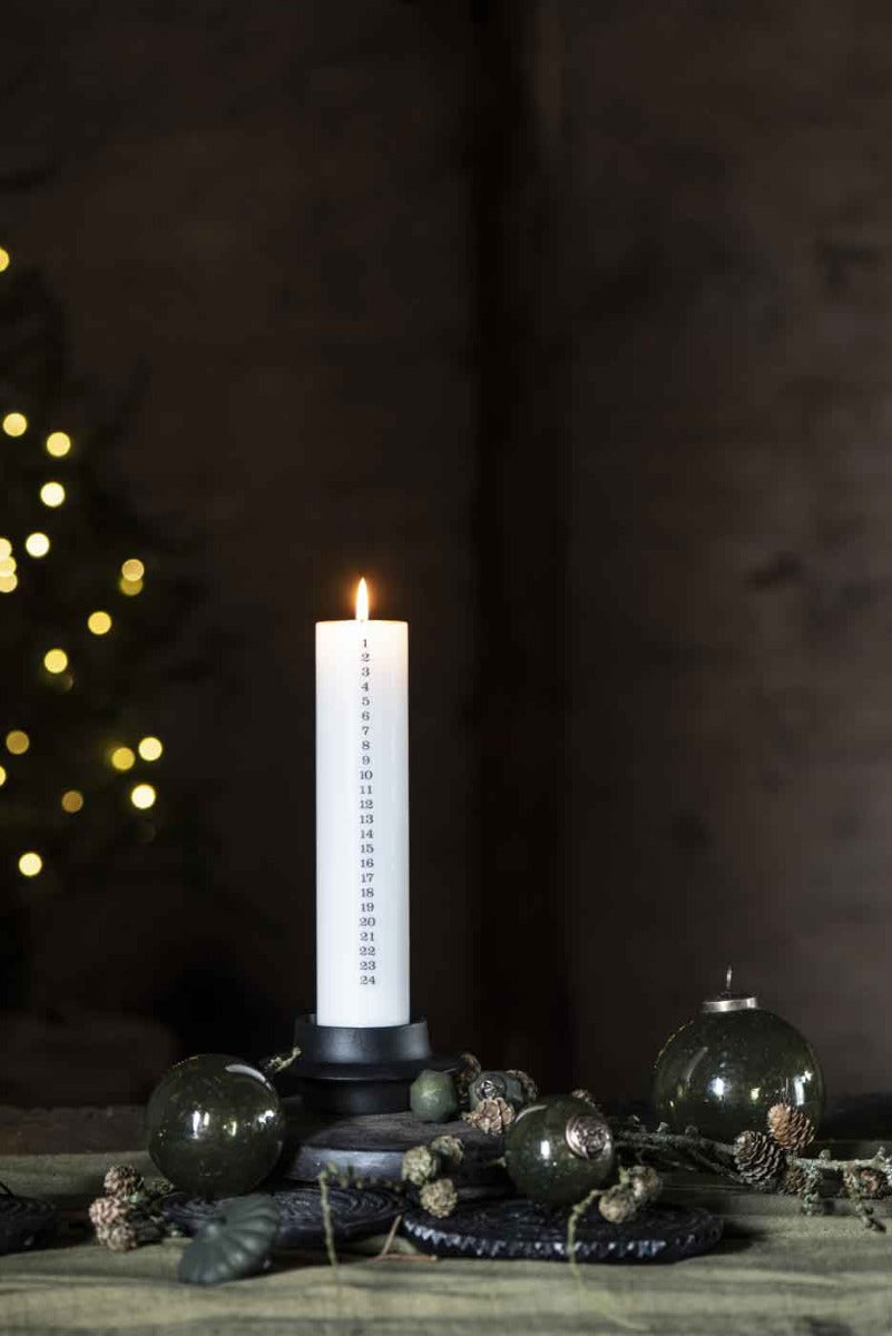 Ib Laursen - Adventskalender Kerze 1-24 weiss mit schwarzen Zahlen
