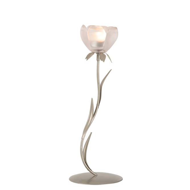 Stehlampe mit einer einzelnen J-Linie – Windlicht Blume auf Fuß. Großes Licht auf einem gebogenen, silbernen Stiel, vor einem schlichten weißen Hintergrund.