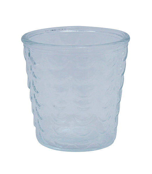 Ein Krasilnikoff - Glasbecher für Kerzen und Deko mit welligem Texturdesign auf weißem Hintergrund.