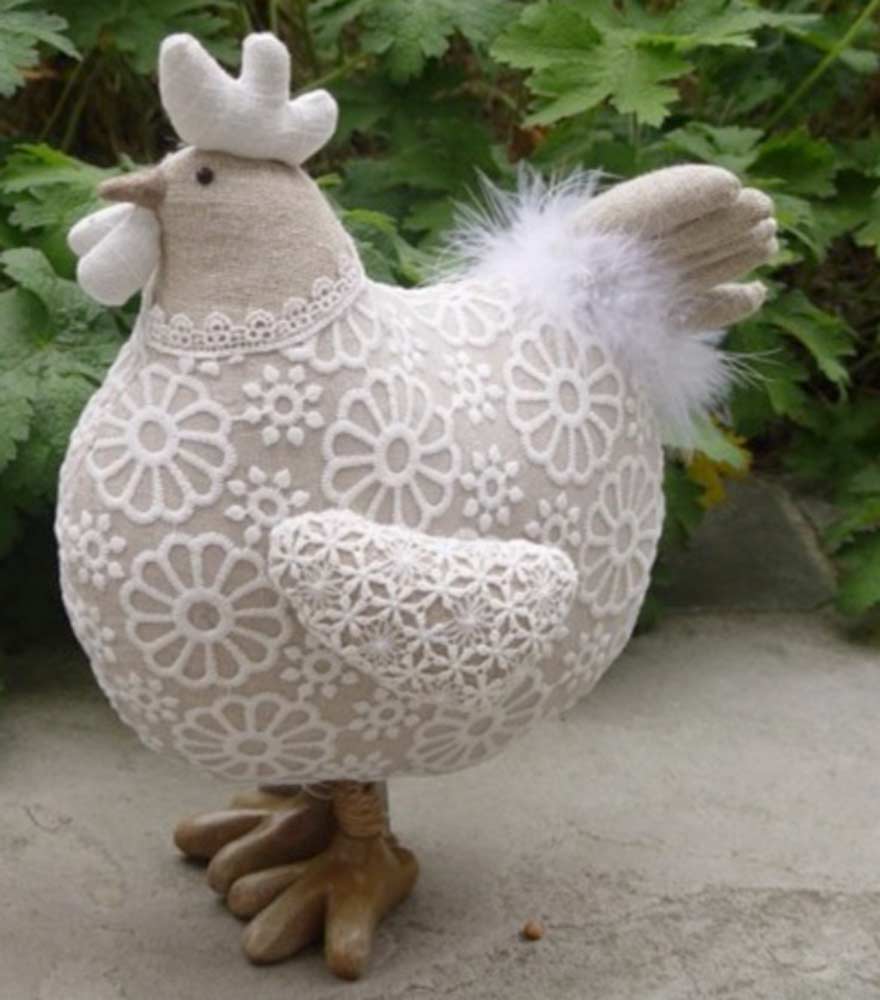 Satz mit Produktname: La Galleria - Huhn mit Blumenspitze kurze Beine weiß stehend vor einem grünen Hintergrund.