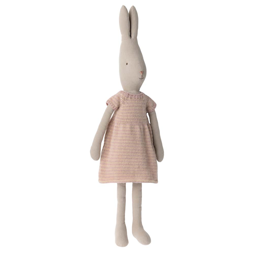 Ein Maileg - Hase Bunny in Strickkleid Größe 4 (Höhe: 62 cm) Spielzeug, das ein rosa Kleid trägt.
