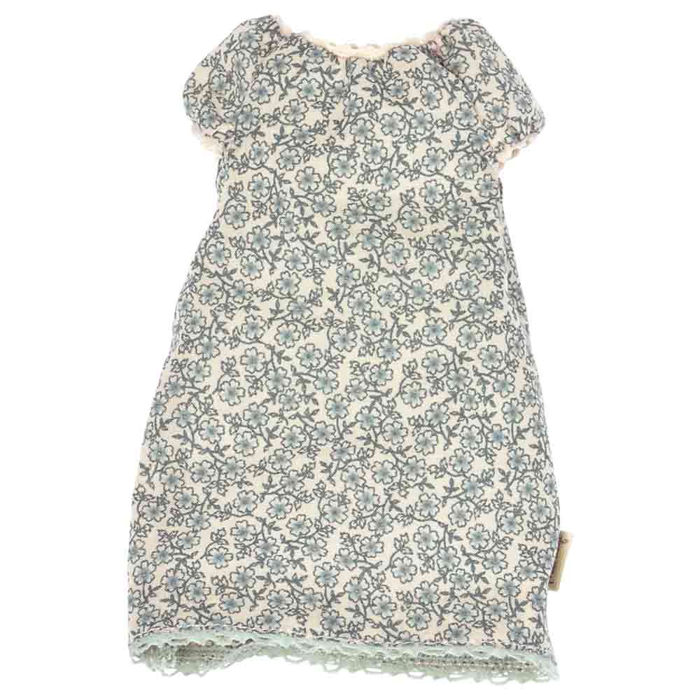 Ein Maileg - Kleidung für Hase Bunny Nachthemd Größe 2 mit kurzen Ärmeln und Spitzenbesatz, abgebildet auf weißem Hintergrund.