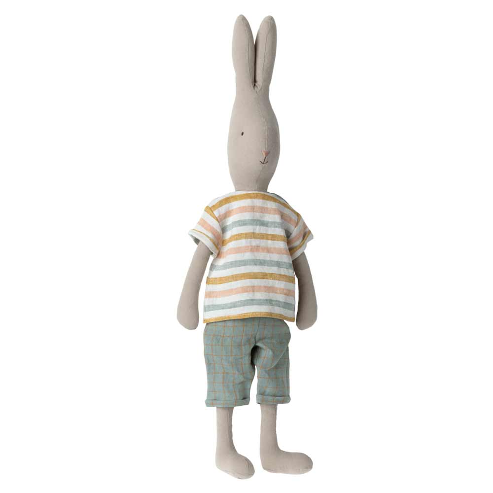 Ein Maileg-Kaninchenspielzeug, gekleidet in „Kleidung für Hase“-Hose und -Shirt Größe 4, aufrecht stehend vor einem weißen Hintergrund.