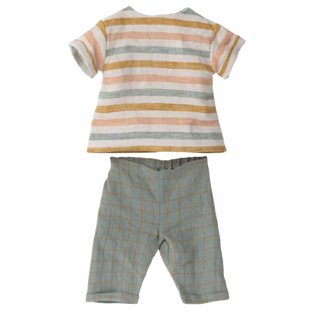 Ein Kinderoutfit bestehend aus Maileg – Kleidung für Hase Rabbit Hose und Shirt Größe 4, flach auf weißem Hintergrund liegend.