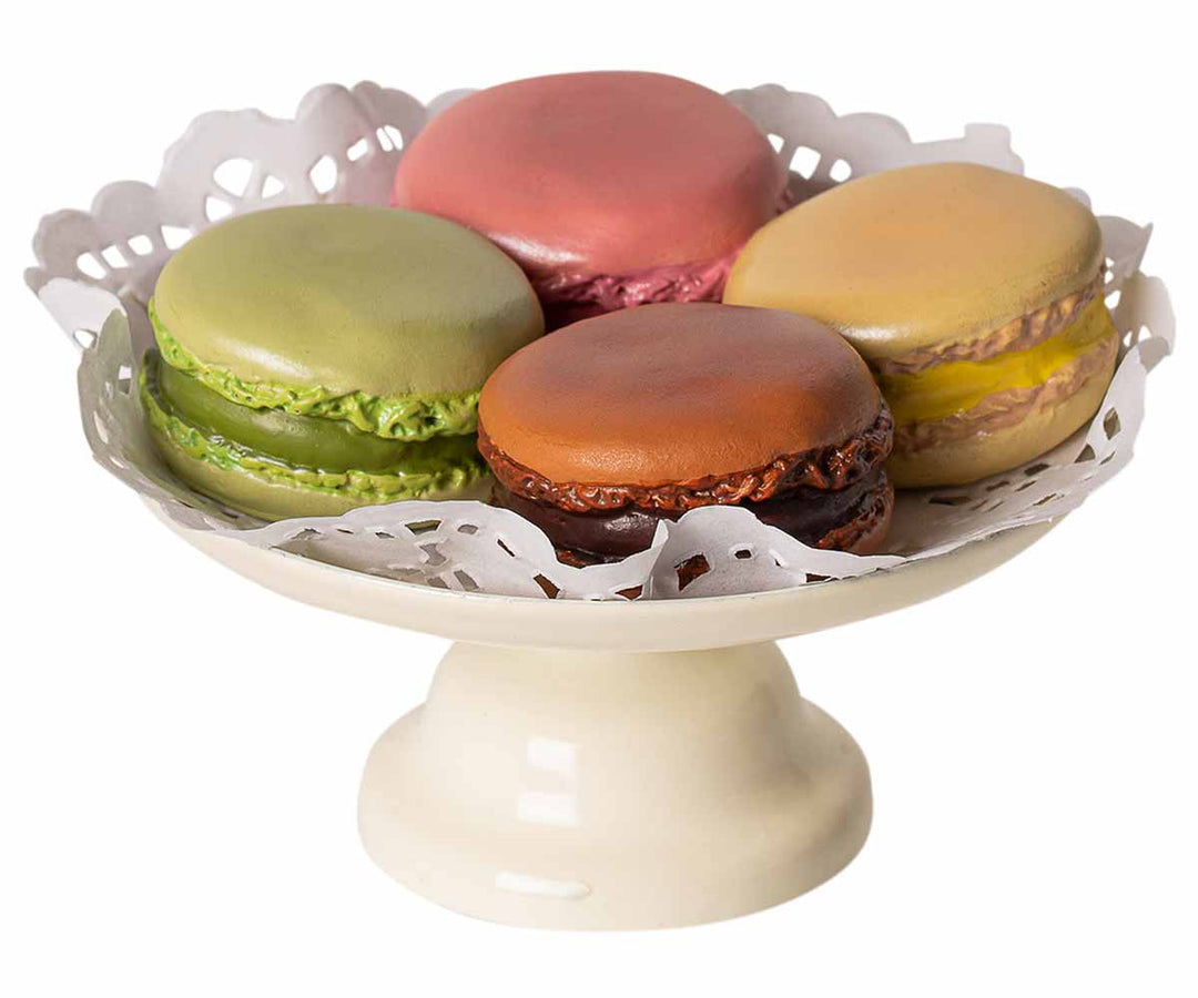 Eine Auswahl an Maileg – Macarons et Chocolat Chaud auf einer weißen Servierplatte mit Sockel.