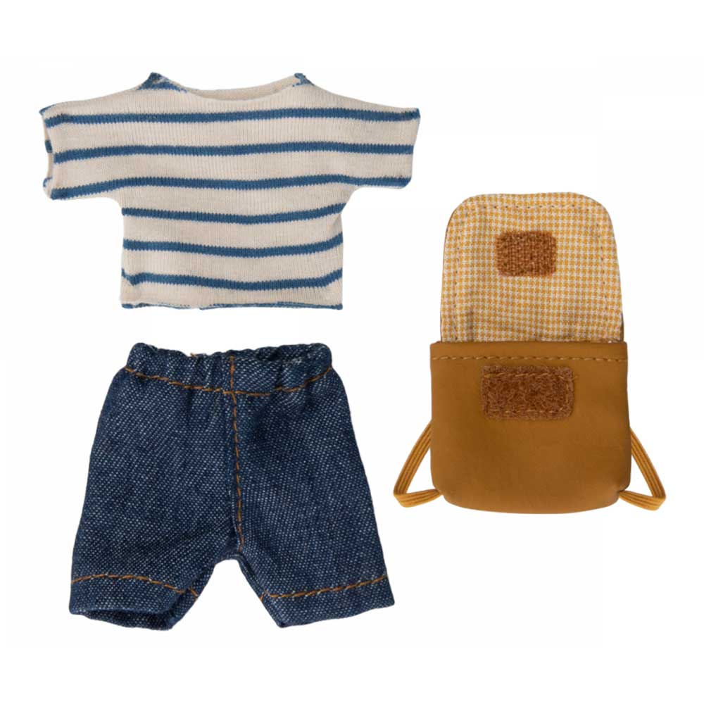 Ein Puppenkleidungsset bestehend aus einem gestreiften T-Shirt, Jeansshorts und einem Maileg - Maus Big Brother Dreiradmaus mit Tasche-Rucksack.