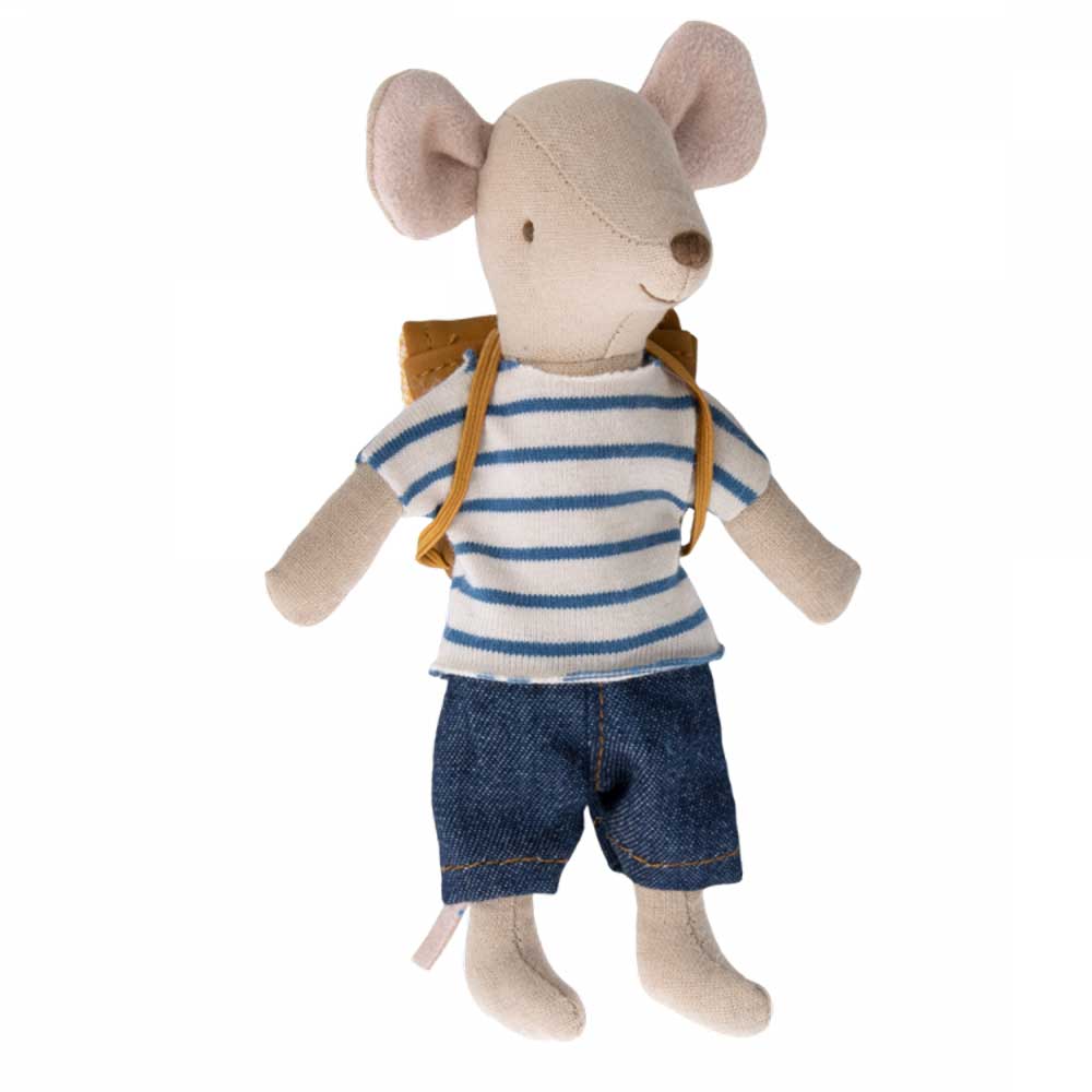 Ein Maileg-Maus Big Brother Dreiradmaus mit Tasche-Spielzeug, bekleidet mit einem gestreiften Hemd, Jeansshorts und einem kleinen Rucksack in der Hand, isoliert auf einem weißen Hintergrund.