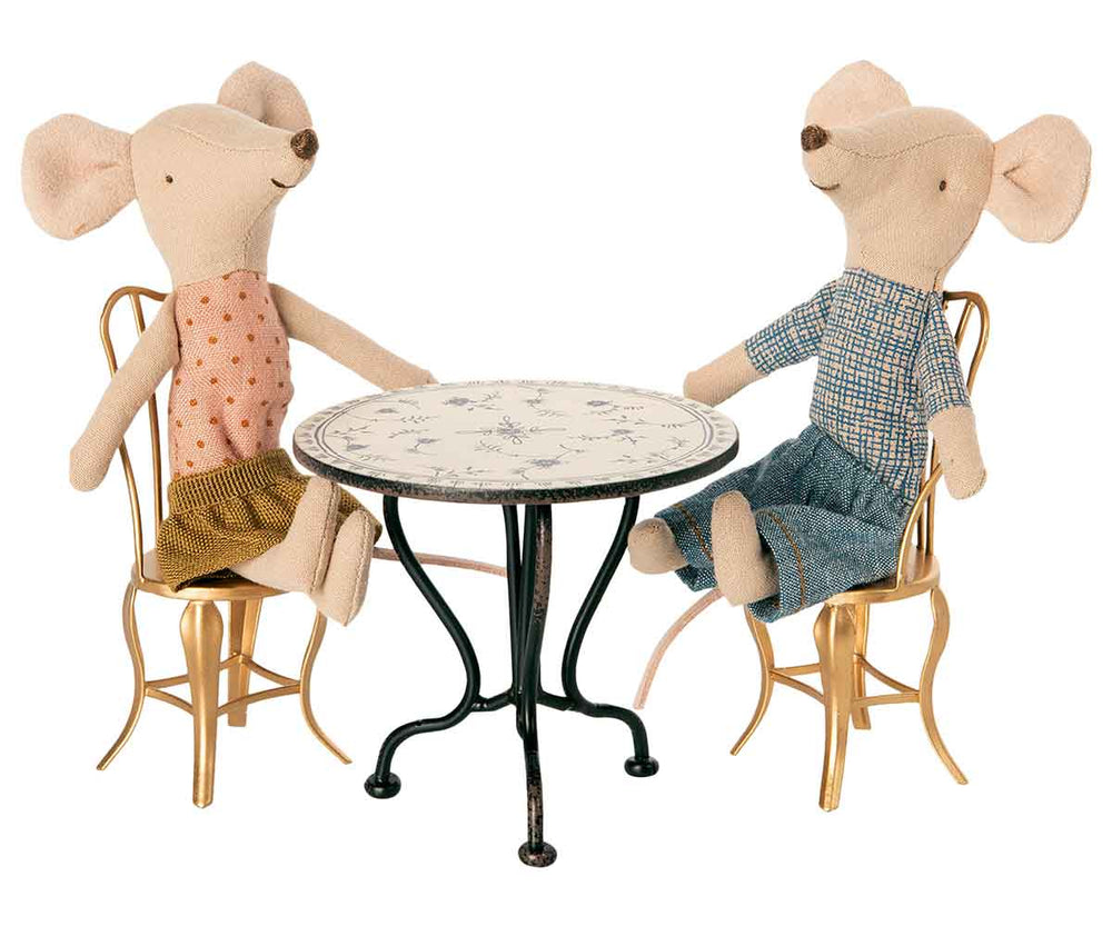 Zwei Maileg - Puppenhaus Vintage Teetisch für Micro Mäuse Anthrazit sitzend auf Stühlen an einem kleinen Tisch.