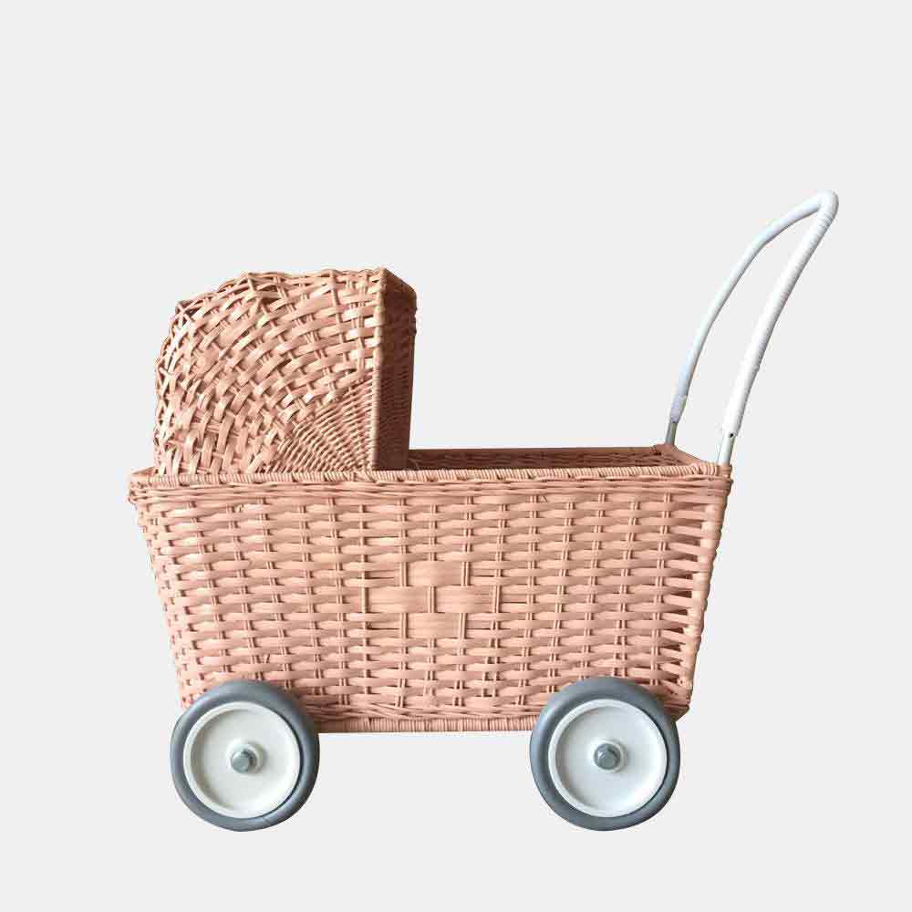 Olli Ella - Puppenwagen Strolley rosa mit rosa Griff und grauen Rädern auf schlichtem Hintergrund.