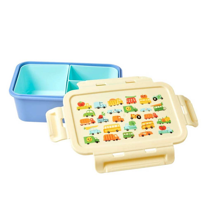 Eine farbenfrohe Lunchbox für Kinder mit einem Deckeldesign „Happy Cars Hellblau“ von Rice – Melamin Brotdose und mehreren Fächern, von denen eines den Blick freigibt und ein blaues Innenleben zeigt.