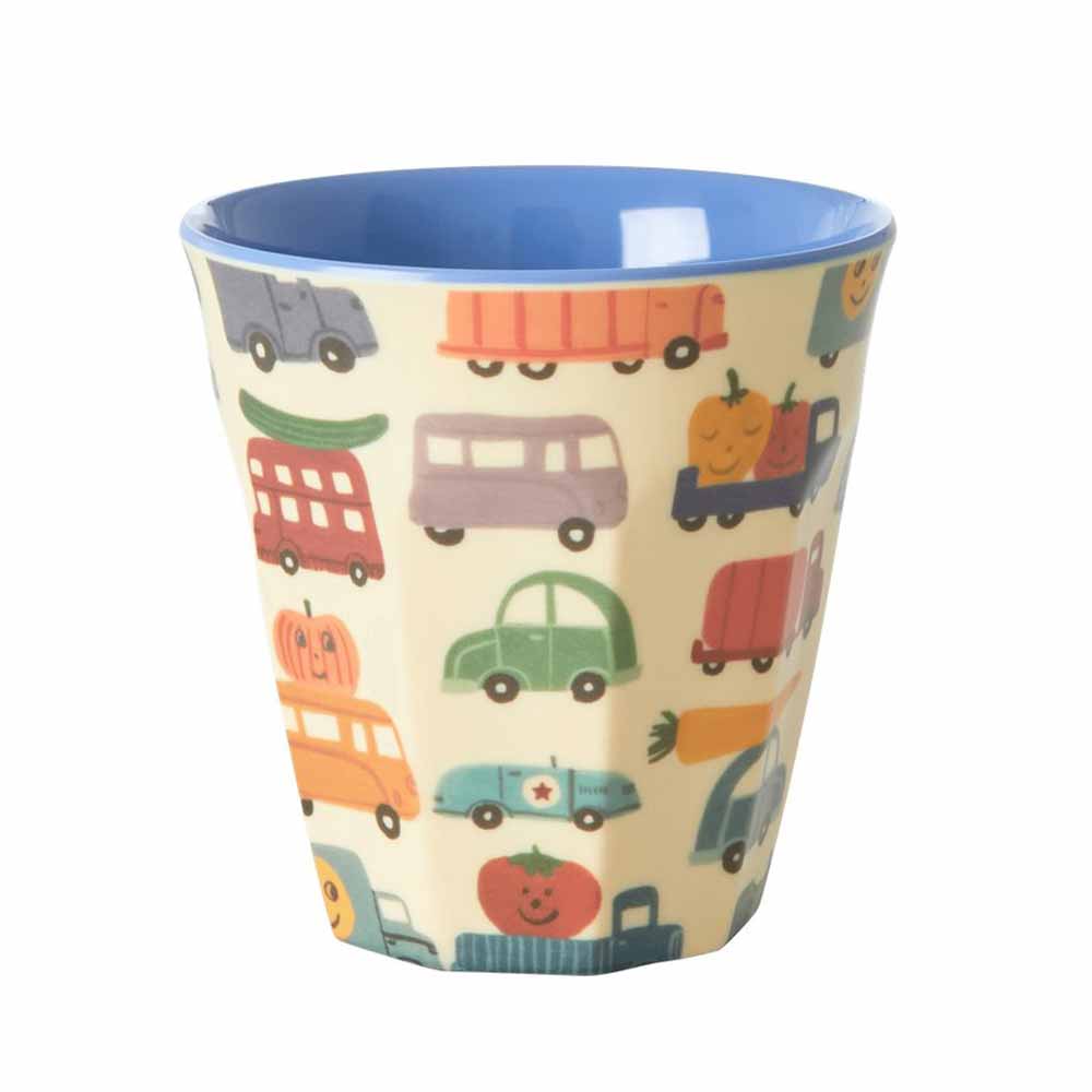 Ein farbenfroher Rice-Melaminbecher „Happy Cars“ für Kinder mit einem Muster aus Cartoon-Fahrzeugen, darunter Autos, Lastwagen und Busse, auf cremefarbenem Hintergrund.