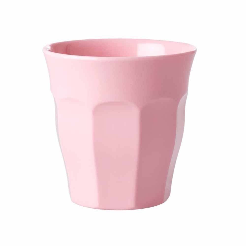 Ein schlichter rosafarbener Rice-Melamin-Becher Rosa aus Keramik mit leicht konischer Form und glatter Oberfläche, isoliert auf weißem Hintergrund.
