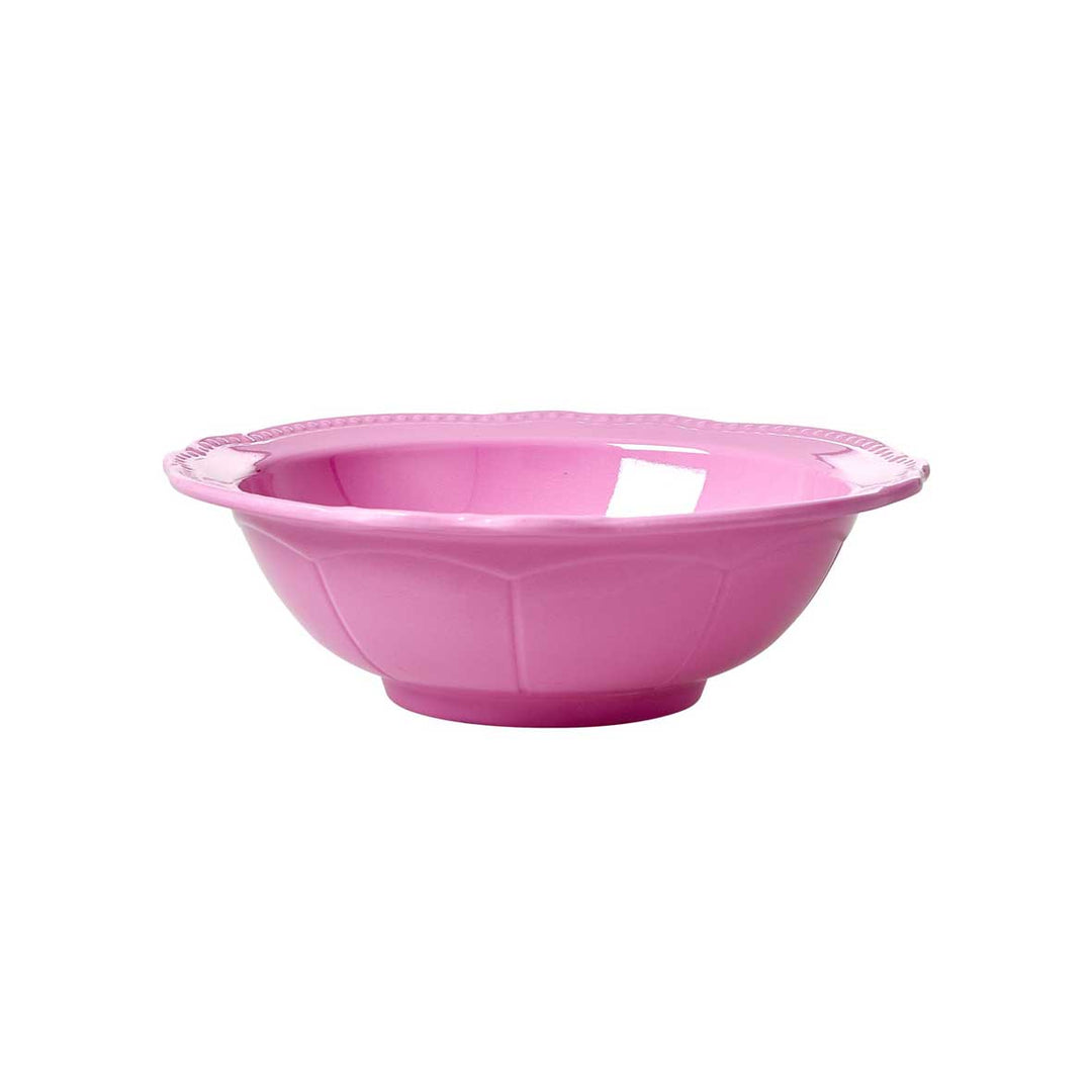 Eine Reis-Melamin-Schüssel im neuen Look in Pink mit gewelltem Rand, isoliert auf weißem Hintergrund.