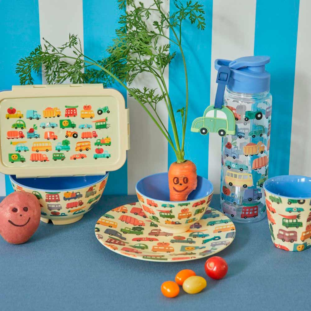 Kinder-Menüset mit farbenfrohen Fahrzeugmotiven, bestehend aus einer Trinkflasche, Tellern, Schüsseln und einer Vorratsdose, abgebildet mit einer Karotte und Jelly Beans. Rice - Melaminbecher Happy Cars