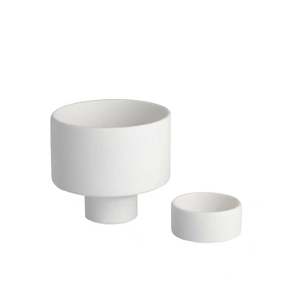 Zwei Storefactory - Liaved Kerzenhalter für Stabkerzen und Teelicht weiß auf einer weißen Fläche.