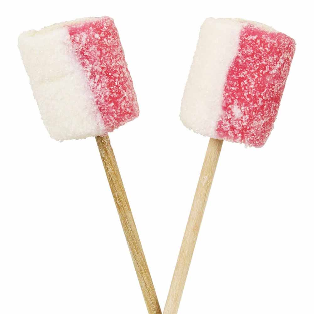Zwei Strömshaga - Lutscher Vintage-Lutscher mit weißen und rosafarbenen, mit Zucker überzogenen Abschnitten, isoliert auf weißem Hintergrund.