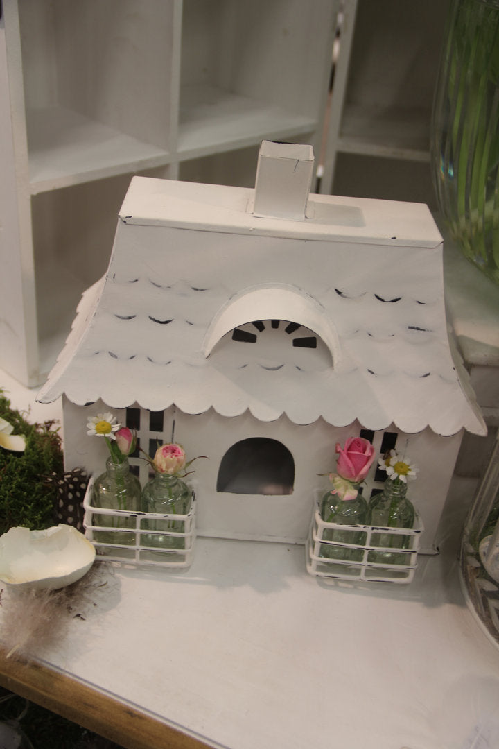 VL Home - Metallhaus weiß mit Walmdach und Glasflaschen