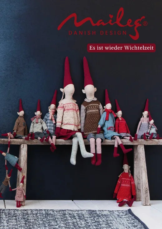 Maileg-Wichtel mit roten Mützen und langen Beinen im Alsaba Katalog